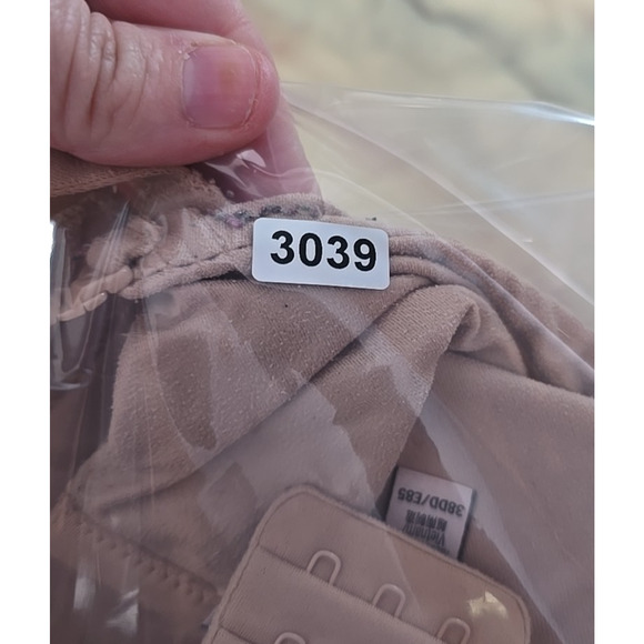 Victoria's Secret Body by Victoria Beige Perfect Coverage Underwire Bra Sz 38DD - Picture 7 of 7